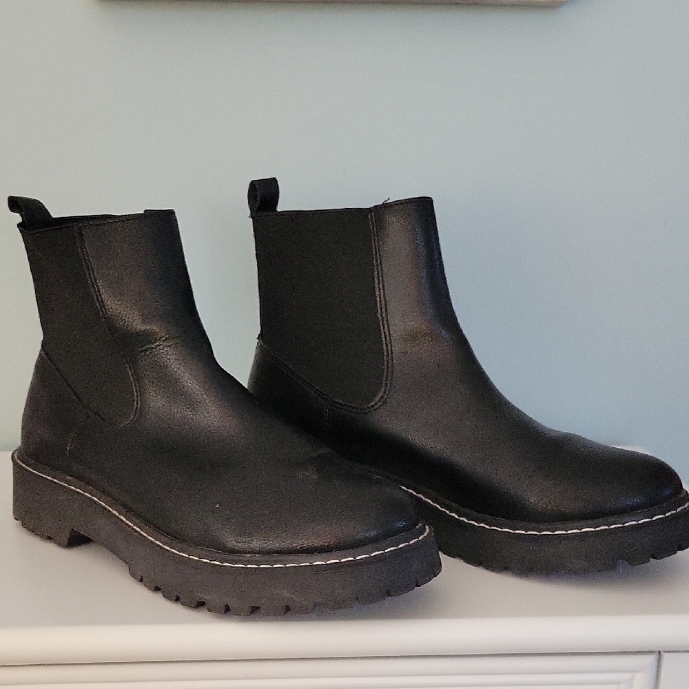 Black Women's Chelsea Boots